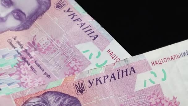 Banknoten im Nominalwert von 200 Hrywnja fallen auf den Tisch und rotieren langsam. Ukrainische Landeswährung. Hintergrund ist das Umdrehen von Papiergeld aus nächster Nähe. Werbespots - Filmmaterial, Video