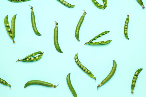 Tasty fresh peas on color background - Foto, afbeelding
