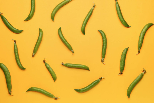 Tasty fresh peas on color background - Foto, immagini