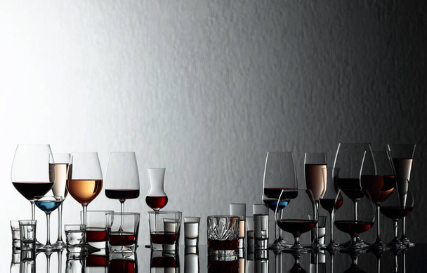 Joukko erilaisia alkoholijuomia laseissa mustalla heijastavalla taustalla. Viinan, viskin, vodkan, rommin, brandyn, tequilan, ginin, puna- ja valkoviinin läsnä ollessa .  - Valokuva, kuva