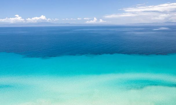 Aerial photo of beautiful sea with fluffy clouds at horizon - Foto, Imagen