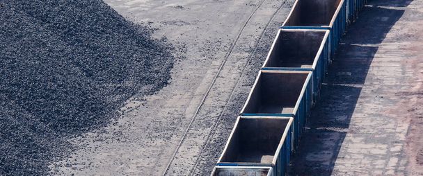 Угольные вагоны - Железнодорожный транспорт на минерально-агрегатном складе
 - Фото, изображение
