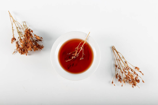 Gemischtes Kräuteröl mit frischem, blühendem Johanniskraut mit getrockneten Blüten - Foto, Bild