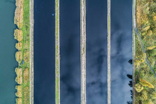 Depósito de sendimentación abstracta de planta de tratamiento de agua de ferretería en Silesia Polonia vista aérea de drones - Foto, imagen