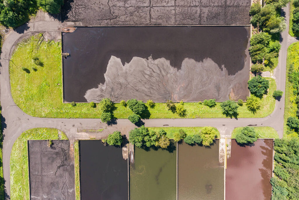Depósito de sendimentación abstracta de la planta de tratamiento de agua de ferretería en Dabrowa Gornicza Silesia Polonia vista aérea del dron
 - Foto, imagen