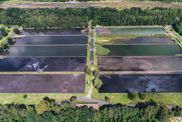 Abstrato tanque de sendimentação de ferro estação de tratamento de água em Dabrowa Gornicza Silésia Polônia drone aéreo foto vista
 - Foto, Imagem