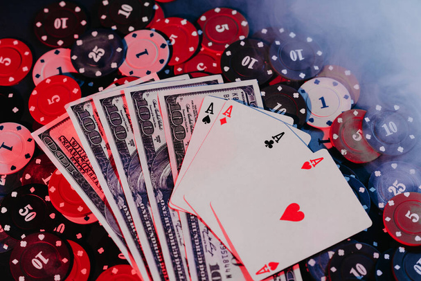 Παίζοντας μάρκες πόκερ, κάρτες και χρήματα από κοντά. η θέα από την κορυφή - Φωτογραφία, εικόνα
