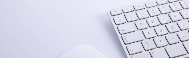 nouveau clavier moderne avec souris d'ordinateur isolée sur fond blanc, vue rapprochée  - Photo, image