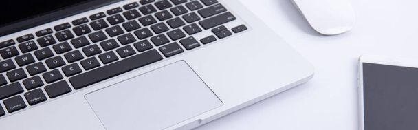 nuevo teclado portátil moderno con el ratón de la computadora y el teléfono inteligente aislado sobre fondo blanco, vista cercana
  - Foto, imagen