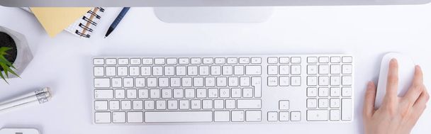 вид зверху жіночої руки за допомогою комп'ютерної миші біля клавіатури на робочому столі, концепція роботи
  - Фото, зображення
