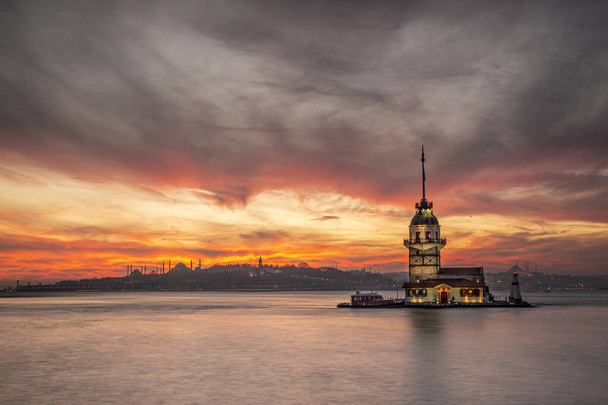 Panenská věž se západem slunce v tureckém Istanbulu. Panenská věž, symbol Istanbulu. - Fotografie, Obrázek