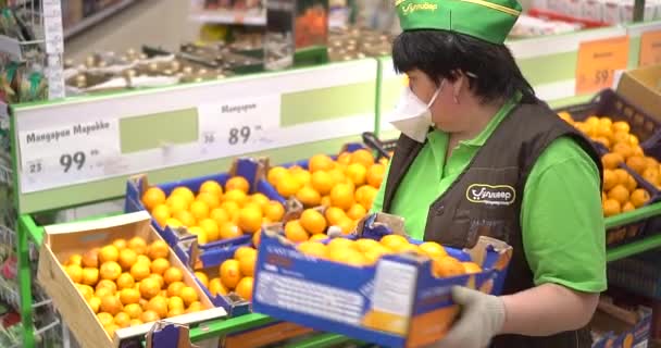 the seller is driving a cart with fruit - Filmmaterial, Video