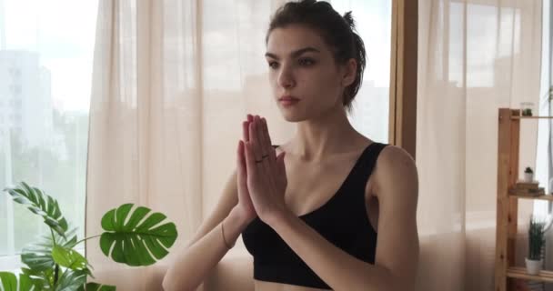 Женщина практикует йогу дома - Кадры, видео