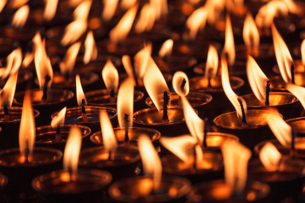 Gyertyákat éget a buddhista templomban - Fotó, kép