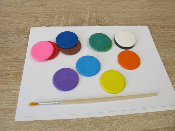 Suyla çözünen suluboya boya tabletleri- Renkli suluboya, çizim tahtası ve fırça - Fotoğraf, Görsel
