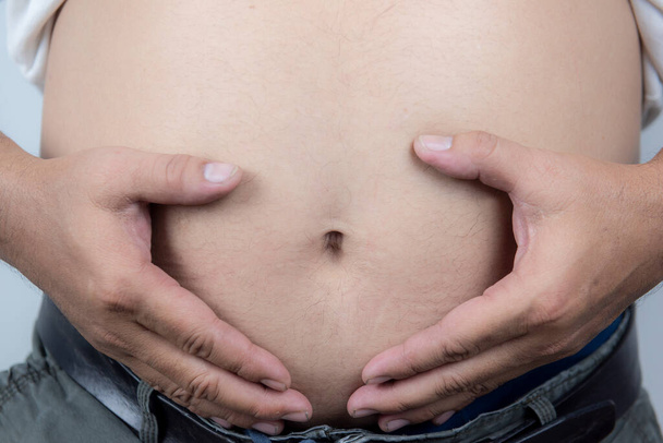 Hombre gordo apretar el estómago
  - Foto, Imagen