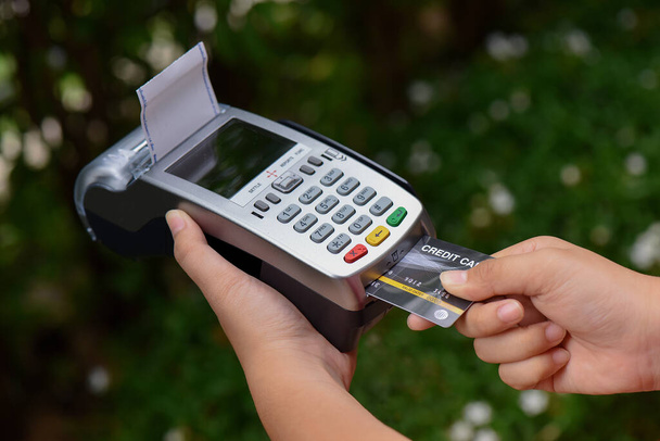   Concept de paiement par carte de crédit. close-up main insérer carte de crédit maquette avec carte vierge avec une machine de balayage de carte - Photo, image