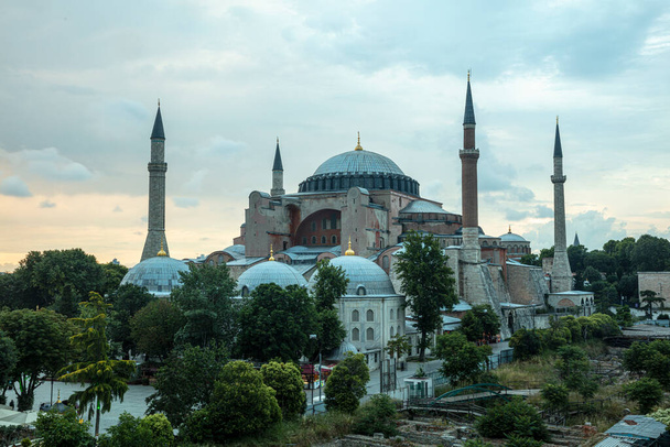 Museo Hagia Sophia a Sultan Ahmed Park, Istanbul, Turchia, in una nuvolosa giornata estiva. - Foto, immagini