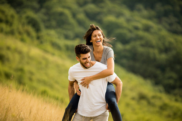 Jolie jeune couple amoureux dehors dans la nature printanière - Photo, image