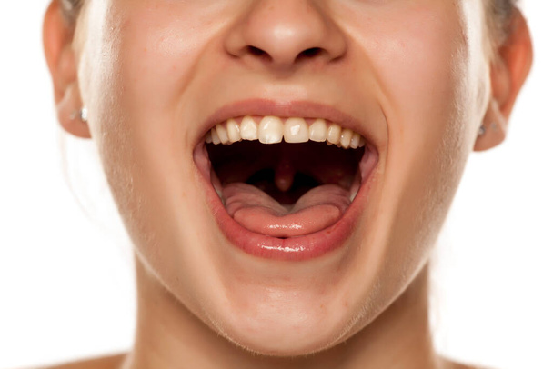 jeune femme à bouche ouverte sur fond blanc - Photo, image