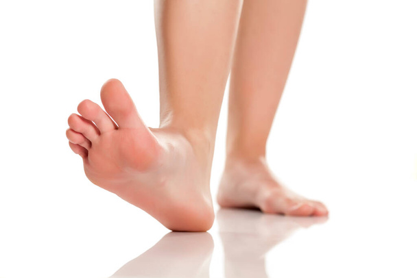 Kobieta gołe stopy na białym tle - Zdjęcie, obraz