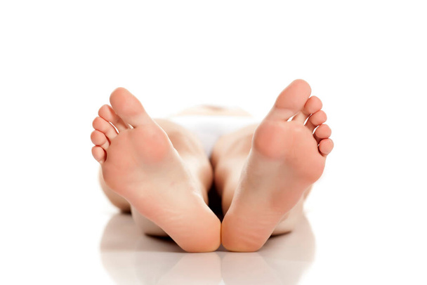 Kobieta gołe stopy na białym tle - Zdjęcie, obraz