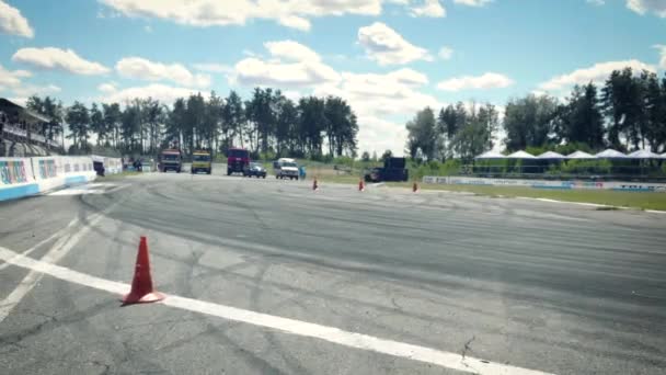 Drifting auto, Luchtfoto van vliegende drone van een professionele bestuurder drifting auto op de racebaan, Race drift auto met veel rook van brandende banden op de snelweg, 4k - Video