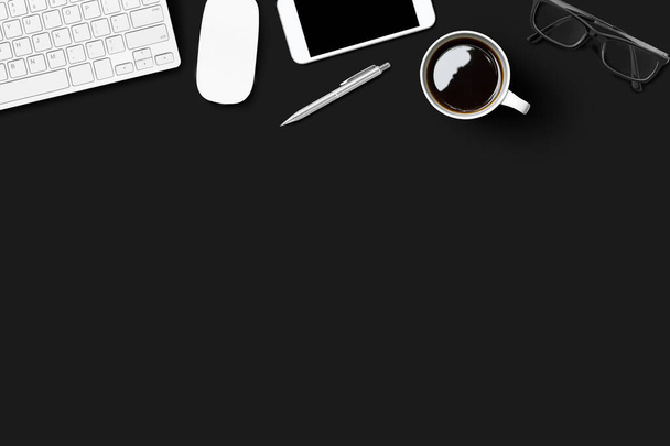 Moderna mesa de escritorio de oficina negra con aparatos de computadora, teléfonos inteligentes y suministros de oficina. Vista superior con espacio de copia, plano
. - Foto, Imagen