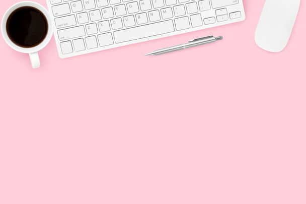Escritorio de oficina de mujer pastel rosa con gadgets de computadora, café y bolígrafo. Vista superior con espacio de copia, plano
. - Foto, Imagen
