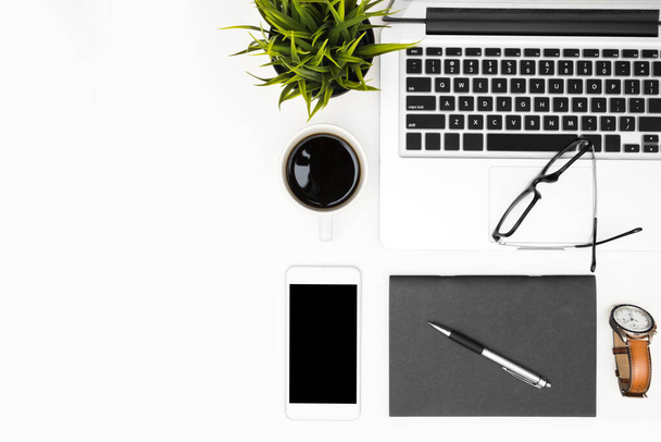 Fehér íróasztal laptoppal, okostelefonnal és irodai kellékekkel. Felülnézet fénymásoló felülettel, lapos fektetés. - Fotó, kép