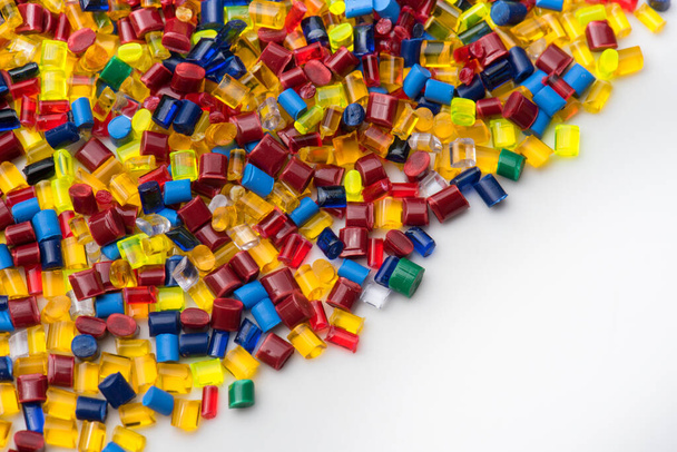 varias resinas de polímero plástico de diferentes colores
 - Foto, Imagen