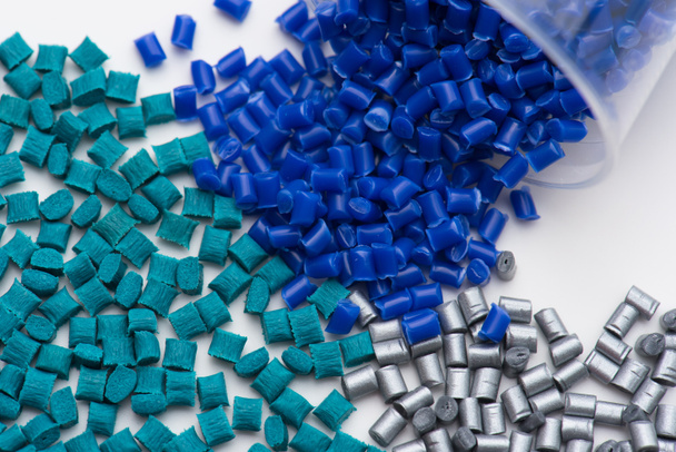 résine plastique polymère vert renforcé de fibres de verre, argent brillant non renforcé et bleu en laboratoire - Photo, image
