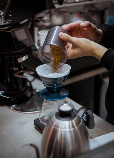 Drip brewing, caffè filtrato, o pour-over è un metodo che coinvolge versare acqua su tostato - Foto, immagini