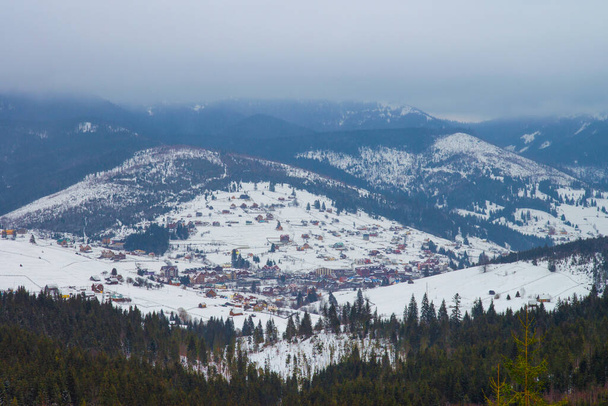 Winter bewölkt Tag in den Bergen. - Foto, Bild