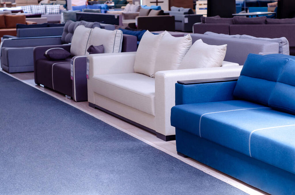 Showroom moderner Möbel. Couch zum Verkauf im Geschäft. - Foto, Bild