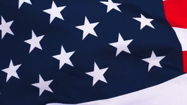 Cerca de bandera de EE.UU. ondeando en el viento cerca de la playa del mar
 - Metraje, vídeo