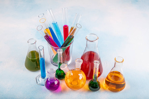 Vidros de laboratório diferentes com líquido colorido. Vidros químicos com líquidos coloridos dentro de garrafas
. - Foto, Imagem