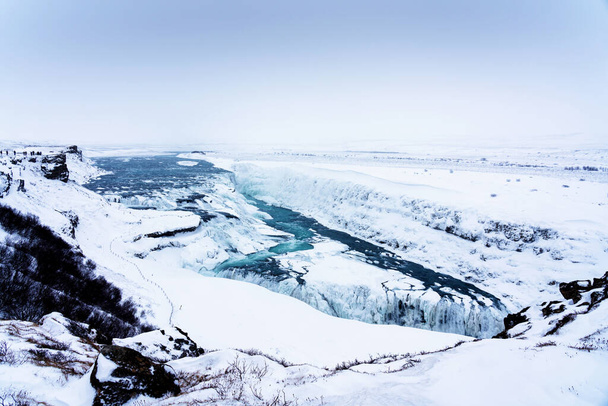 秋が部分的に凍る冬のアイスランドのGullfossの滝. - 写真・画像