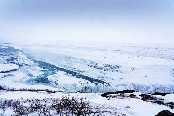 Водоспад Гульфосс в Ісландії взимку, коли водоспади частково замерзли.. - Фото, зображення