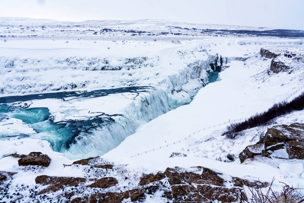 Gullfoss Falls na Islandu v zimě, kdy jsou vodopády částečně zamrzlé. - Fotografie, Obrázek