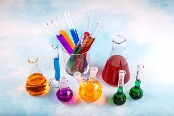Renk sıvısı ile farklı bir laboratuvar bardağı. Şişelerin içinde renkli sıvılar olan kimyasal cam.. - Fotoğraf, Görsel