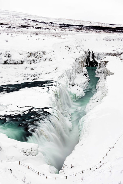 A Gullfoss vízesés Izlandon télen, amikor a vízesés részben fagyott. - Fotó, kép