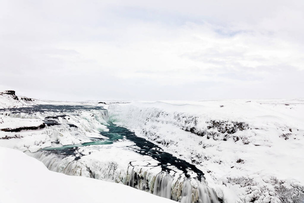 Gullfossin putoukset Islannissa talvella, kun putoukset ovat osittain jäässä. - Valokuva, kuva