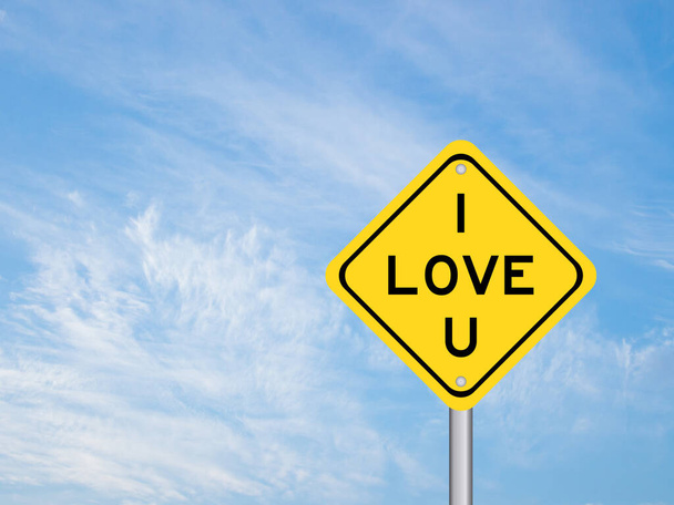 Sárga közlekedési jel a szó szeretlek kék ég háttér - Fotó, kép