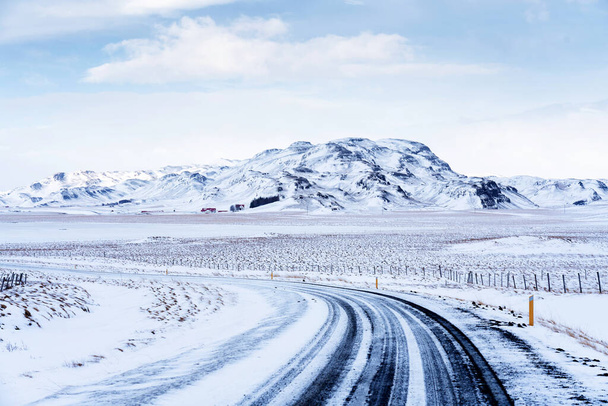 Impressionante paisagem nevada na estrada do anel na Islândia
 - Foto, Imagem