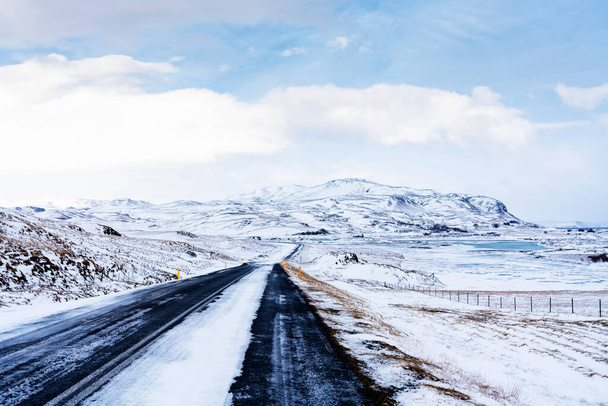 Impressive snowy landscape at the ring road in Iceland - Foto, imagen