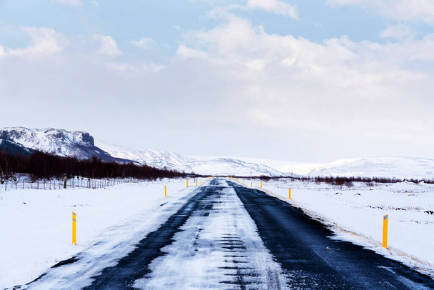 Beeindruckende Schneelandschaft an der Umgehungsstraße in Island - Foto, Bild
