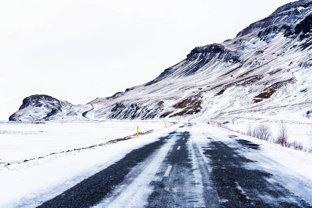 アイスランドの環状道路の印象的な雪景色 - 写真・画像