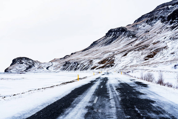 Impresionante paisaje nevado en la carretera de circunvalación en Islandia
 - Foto, imagen