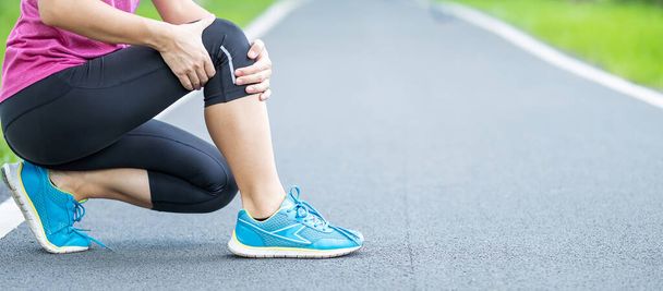 Młoda dorosła kobieta z bólem mięśni podczas biegania. u biegacza występuje ból spowodowany zespołem kolana lub bólu rzepki, zapaleniem kości i stawów oraz zapaleniem ścięgien rzepki. Urazy sportowe i koncepcja medyczna - Zdjęcie, obraz